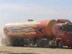Sebuah-truk-yang-mengangkut-bahan-bakar-memasuki-Gaza-saat-hari-pertama-gencatan-senjata.jpg