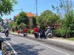 Sejumlah-pekerja-saat-mengerjakan-proyek-pemasangan-pipa-distribusi-air-bersih.jpg