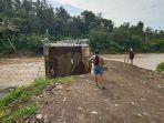Sejumlah-warga-saat-melihat-kondisi-sayap-Jembatan-Perak-Penyaringan-jebol.jpg