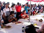 Sejumlah-warga-saat-mengikuti-lomba-makan-buah-lokal-Jumat-243.jpg