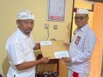 Sekretaris-Disdikpora-Bangli-I-Nengah-Wikrama-saat-menyerahkan-berkas-lamaran-seleksi-JPTP.jpg
