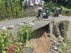 Senderan-di-Gang-Pudak-Kelurahan-Ubung-Denpasar-jebol-akibat-tergerus-air.jpg