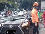 Senior-Menteri-Purbaya-Tewas-di-Tempat-Seketika-Pohon-Tumbang-Hantam-Mobil-Lexus.jpg