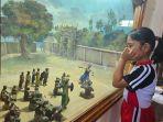 Seorang-anak-antusias-melihat-diorama-tentang-perang-puputan-Klungkung.jpg