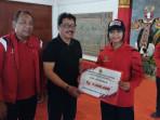 Seorang-atlet-berprestasi-Gianyar-menerima-bonus-dari-Pemkab-Gianyar.jpg