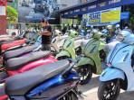 Seorang-juri-dari-Filano-Dealer-Modifest-tengah-melakukan-penilaian-terhadap-sepeda-motor.jpg