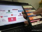 Seorang-memilih-barang-untuk-belanja-online-di-smartphone.jpg