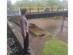Seorang-pemotor-terjun-di-ketinggian-sekitar-10-meter-di-jembatan.jpg