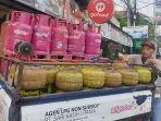 Seorang-penyalur-gas-LPG-di-Denpasar-Kamis-9-Februari-2023.jpg