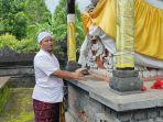 Seorang-warga-saat-menunjukkan-salah-satu-pelinggih-di-Pura-Dalem-Desa-Adat-Pumahan.jpg