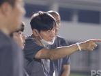 Shin-Tae-yong-Gemas-Lihat-Permainan-Timnas-Indonesia-sampai-Ingin-Turut-Terjun-ke-Lapangan-Hijau.jpg