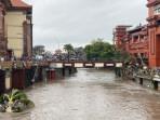 Cerita Warga saat Banjir Terjang Denpasar, Air Cepat Naik kala Pedagang Pasar Kumbasari Berjualan
