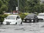 Situasi-banjir-yang-terjadi-di-Jalan-Sunset-Road-Kuta-Badung-pada-Kamis-4-April-2024.jpg