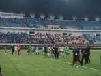 Situasi-saat-pemain-Bali-United-tertahan-di-dalam-lapangan-karena-ulah-suporter-Persib-Bandung.jpg