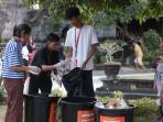 Sosialisasi-terkait-sampah-yang-dilakukan-relawan-kebersihan-selama-PKB-2025.jpg