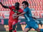 Striker-Flavio-Silva-kiri-berebut-bola-dengan-pemain-lawan-di-laga-Persebaya-Surabaya.jpg