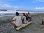 Suasana-di-Pantai-Saba-Gianyar-Bali-usai-3-orang-warga-terseret-arus.jpg