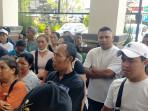 Suasana-di-luar-ruang-persidangan-Mangku-Luwes-di-Pengadilan-Negeri-Bangli.jpg