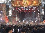 Suasana-kemeriahan-saat-Lolot-Band-tampil-pada-Singaraja-Fest-2023.jpg