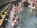 Suasana-pancuran-suci-Pura-Tirta-Empul-Gianyar-Bali-Senin-24-April-2023.jpg
