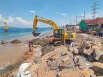 Suasana-pengerjaan-revetment-pantai-di-dua-lokasi-yakni-Desa-Candikusuma.jpg