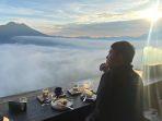 Suasana-pengunjung-di-sebuah-kafe-yang-antusias-menyambut-pagi-hari-di-Kintamani.jpg