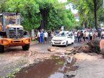 Suasana-proses-evakuasi-korban-pohon-tumbang-timpa-mobil-yang-melintas.jpg