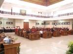 Suasana-rapat-paripurna-pemandangan-umum-Fraksi-fraksi-DPRD-Buleleng-145.jpg