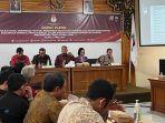 Suasana-rapat-pleno-KPU-Bali-18-bakal-calon-Anggota-DPD-RI-Pemilu-2024.jpg