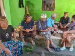 Suasana-rumah-duka-keluarga-bidan-yang-hanyut-terseret-aruslll.jpg
