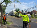 Suasana-saat-penanganan-pohon-tumbang-karena-tertabrak.jpg