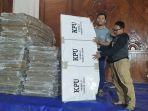 Suasana-saat-penerimaan-dan-pengecekan-logistik-bilik-suara.jpg
