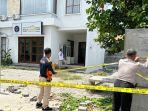 Suasana-saat-personel-Polresta-Denpasar-memasang-police-line-di-Kantor-LABHI-Bali.jpg