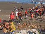 Suasana-saat-proses-evakuasi-bocah-9-tahun-yang-tenggelam-bersama-kakeknya-di-Pantai-Pengambengan.jpg
