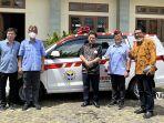 Suasana-serah-terima-ambulans-oleh-Yayasan-St-Louis-PanGa.jpg