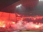 Suporter-Persib-Bandung-Bobotoh-menyalakan-flare-di-Stadion-Wibawa-Mukti.jpg