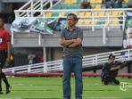 TEGANG-Pelatih-Persebaya-Surabaya-Aji-Santoso-mengamati-pemain-persebaya.jpg