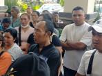 TEGANG-Suasana-di-luar-ruang-persidangan-Mangku-Luwes-di-Pengadilan-Negeri-Bangli.jpg
