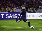 TENDANG-BOLA-Penjaga-gawang-timnas-Indonesia-Maarten-Paes-beraksi-di-laga.jpg