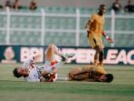 TERJATUH-Pemain-Bali-United-kiri-terjatuh-setelah-berebut-bola.jpg