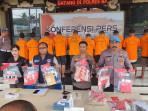 TERSANGKA-NARKOBA-Sejumlah-tersangka-kasus-narkoba-saat-dilihatkan-beserta-barang-bukti.jpg