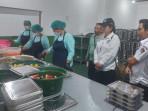 TINJAU-SPPG-Dinas-Kesehatan-Klungkung-saat-meninjau-SPPG-untuk-program-MBG.jpg