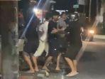Tangkapan-layar-sejumlah-pelaku-saat-melakukan-pengeroyokan-di-Jalan-Raya-Sempidi.jpg