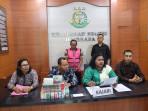 Tersangka-Nur-Hakim-dan-barang-bukti-perkara.jpg