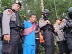 Tersangka-Tohari-45-alias-Mbah-Slamet-di-lokasi-penemuan-mayat.jpg