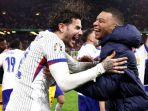 Theo-Hernandez-dan-Kylian-Mbappe-merayakan-kemenangan-Prancis-atas-Portugal.jpg