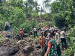 Tim Gabungan Berupaya Buka Jalur Bukit Abah Dari Longsor, Sulit Pindahkan Batu Besar Tutup Jalan