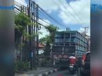 Truk-bermuatan-galon-menaiki-trotoar-saat-macet-di-Bali-78.jpg
