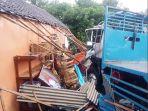 Truk-tronton-oleng-seruduk-pikap-boks-dan-menabrak-kios-burung.jpg