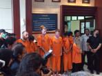 WN-perempuan-asal-Ukraina-tertunduk-malu-dihadirkan-dalam-press-release.jpg